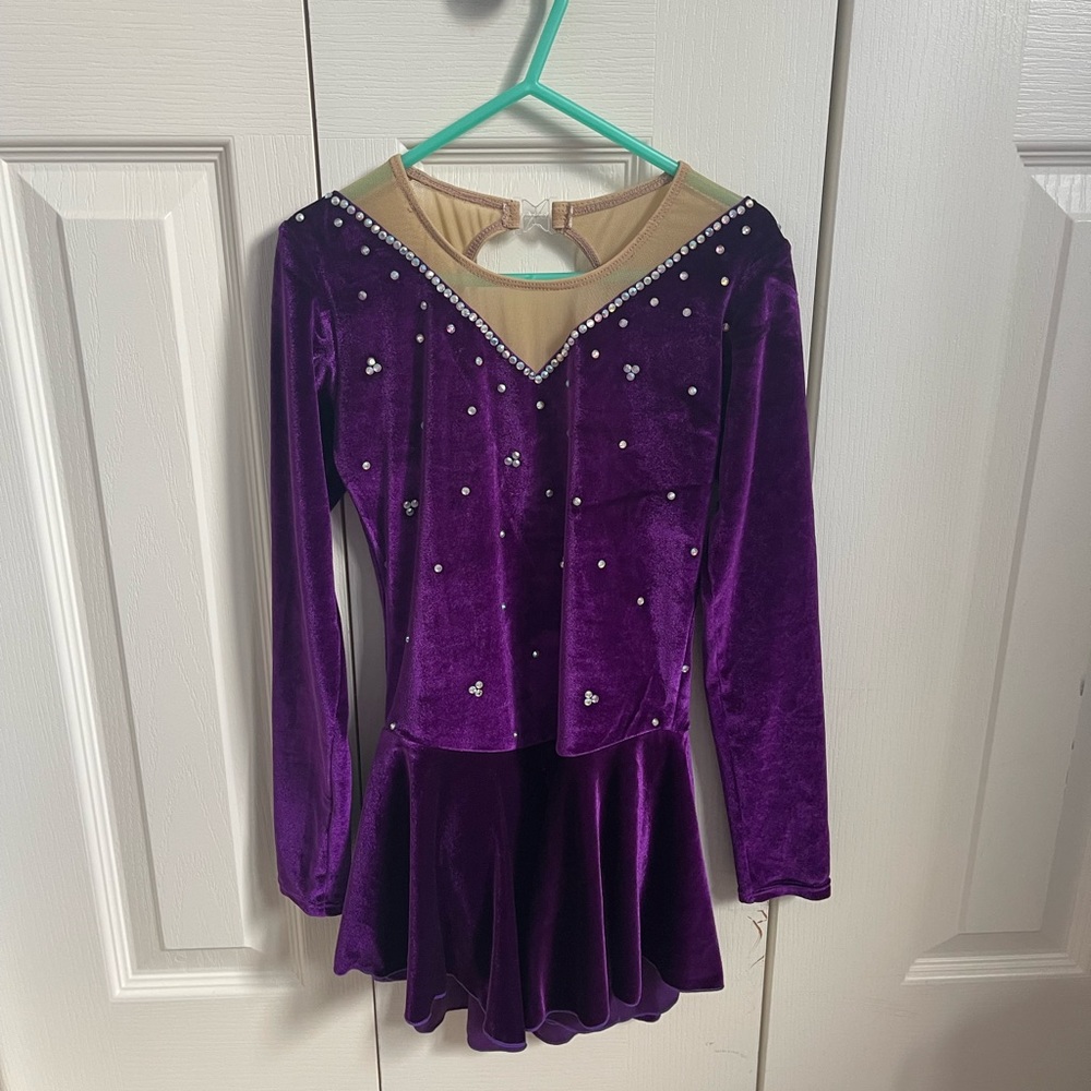 Purple Figure Skating Dress: never worn, kids die small/around age 5-6